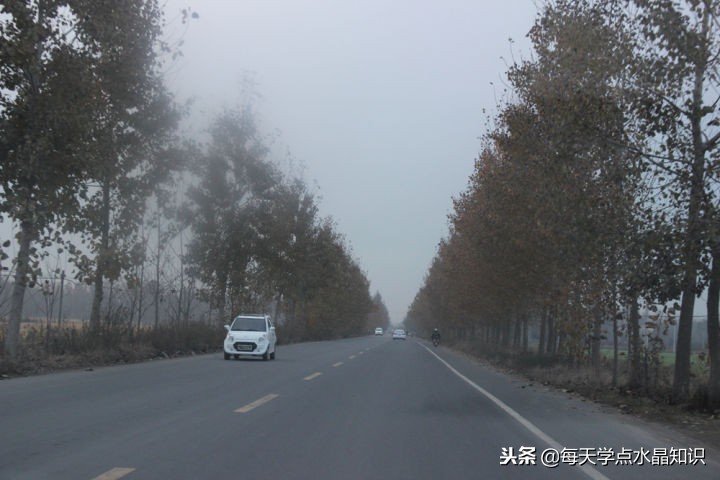 摸黑赶水晶原料交易早市去晚一晚人影都找着了