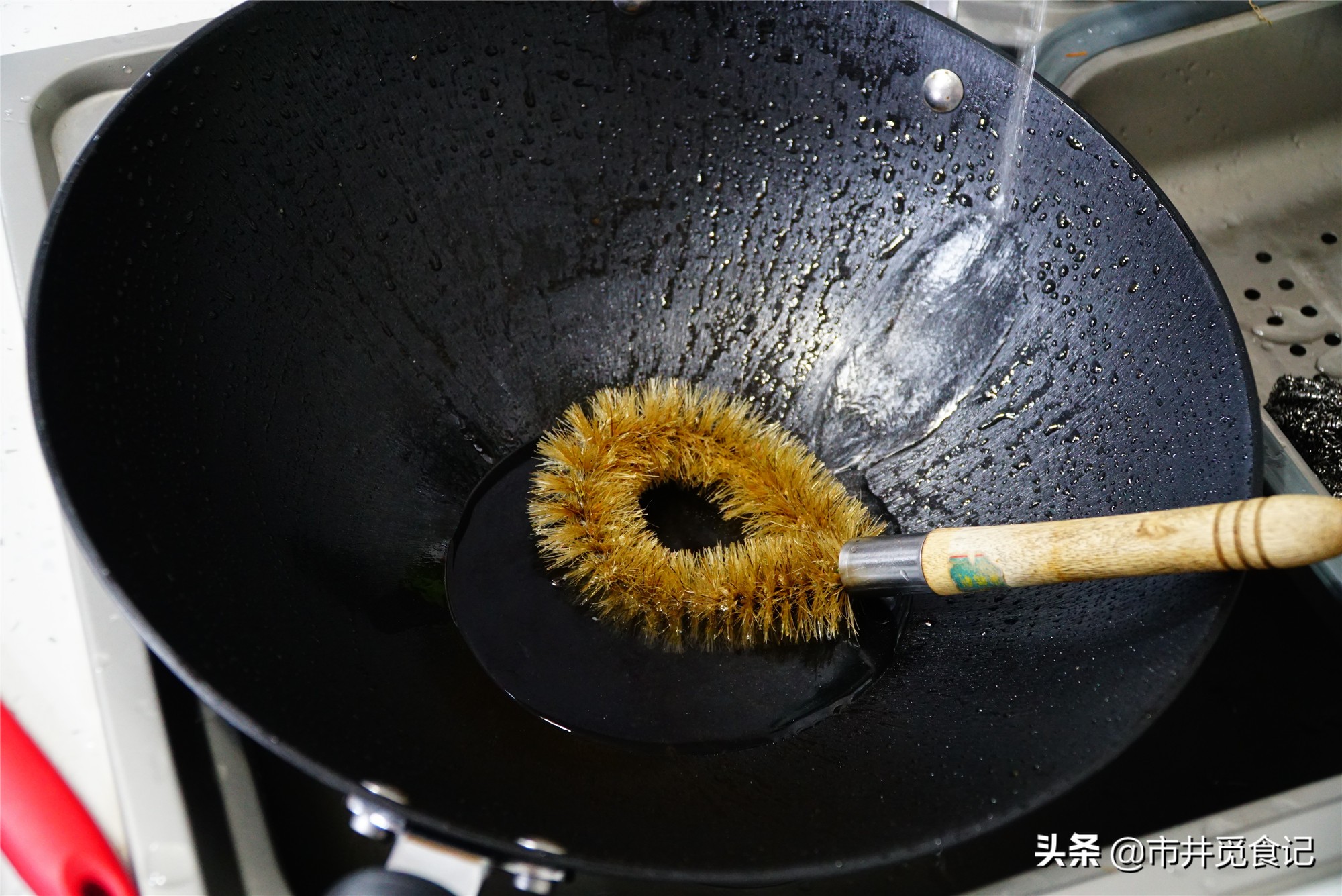 新买的铁锅千万不要着急炒菜,新买的铁锅千万别直接开锅