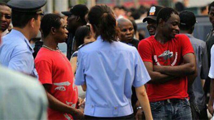 赖在广州不肯走的黑人,都靠什么养活自己?当地人:主要干这些事