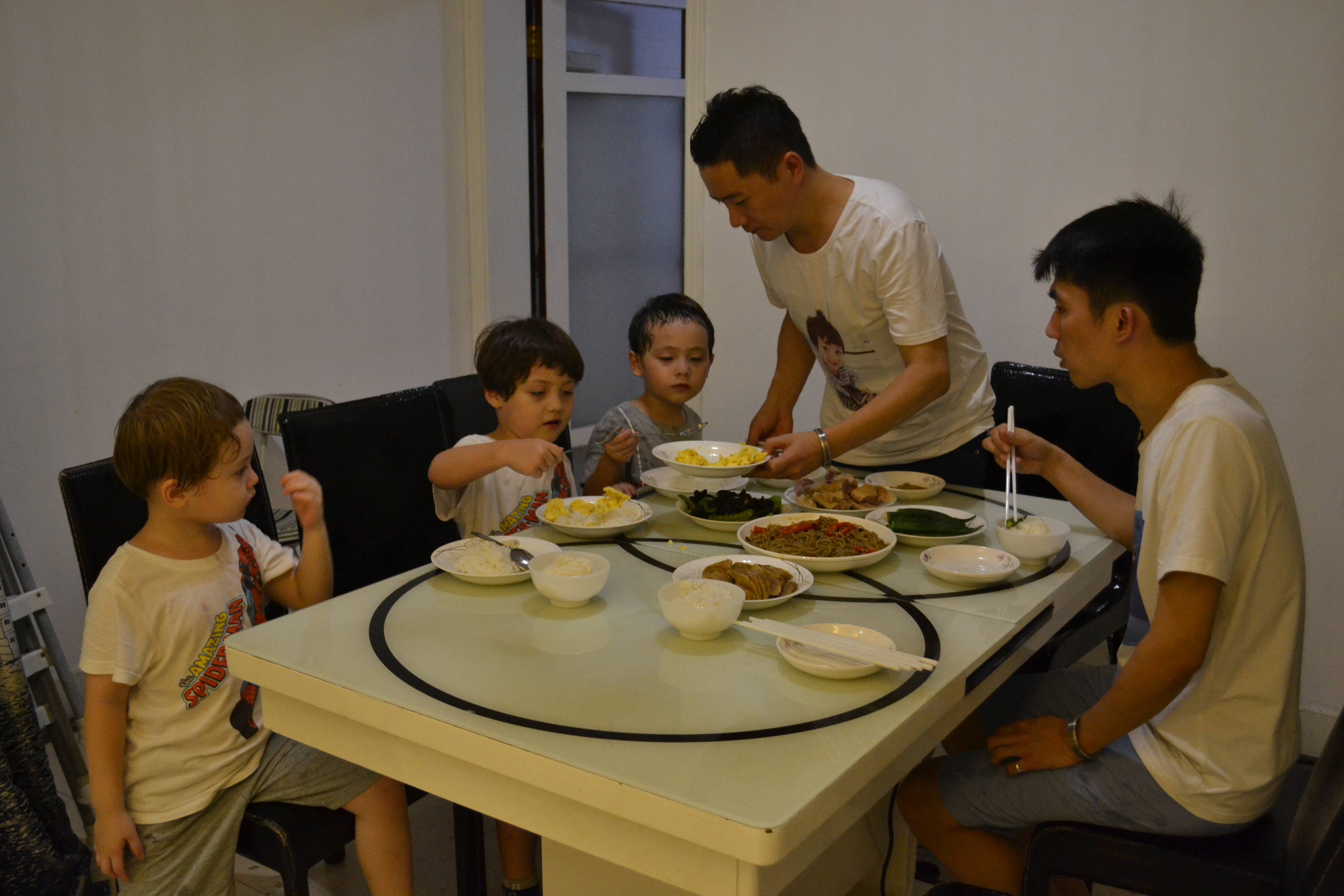 中国最特殊家庭:德国模特捐卵,俄罗斯做试管,泰国母亲代孕,两位父亲,三个儿子,耗资百万