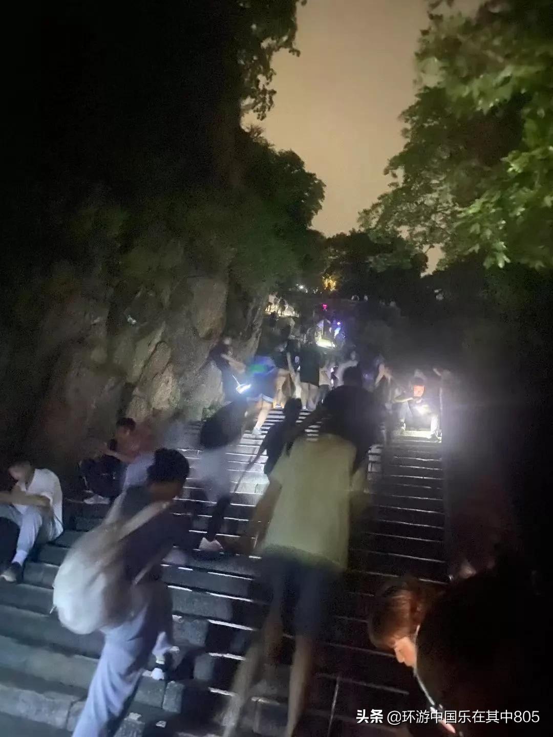 夜登泰山看日出攻略,夜爬泰山看日出后下山观景
