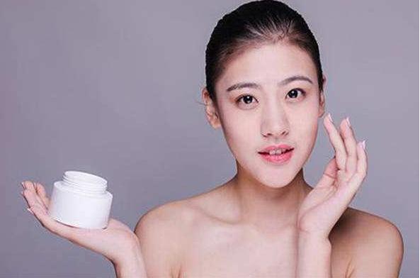 脸上干燥起皮出油怎么办,脸上出油多怎么护肤最有效