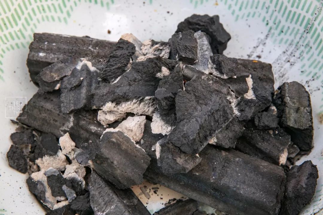 趁着午休两小时，他们在天台上组了个jió盆烤肉趴