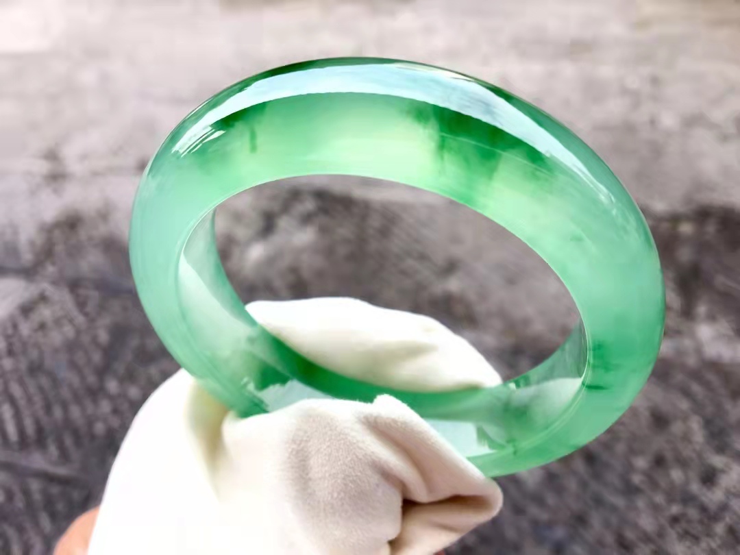 最好看的冰种翡翠手镯,怎么挑冰种翡翠手镯