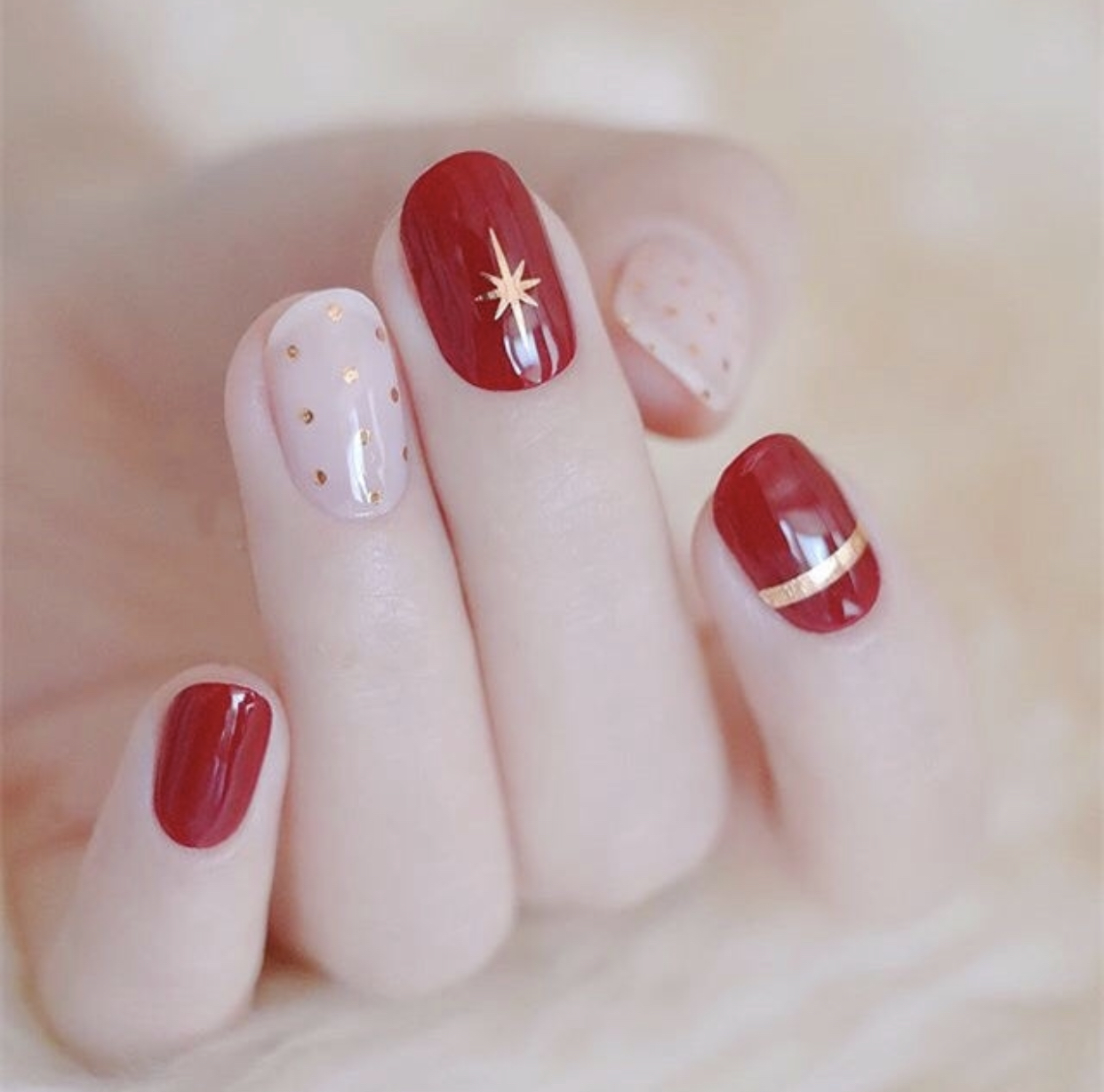 仙气女神范的红色亮片美甲，给你的“红指甲”加点仙气吧！