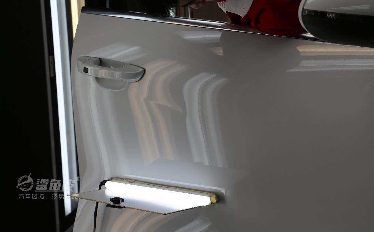 车门刮蹭凹陷补漆修复多少钱,长条凹陷疤痕无痕修复