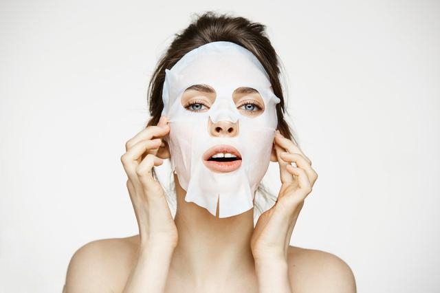 敷面膜那层塑料纸需要撕掉吗,敷面膜外面的纸要撕掉