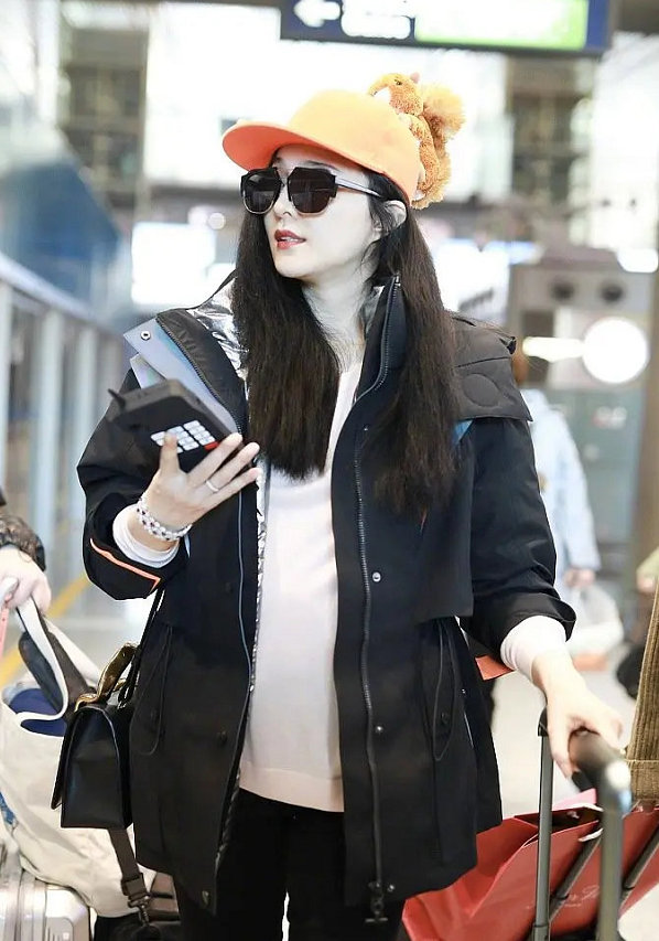 范冰冰久违现身身材发福,范冰冰发福大肚腩