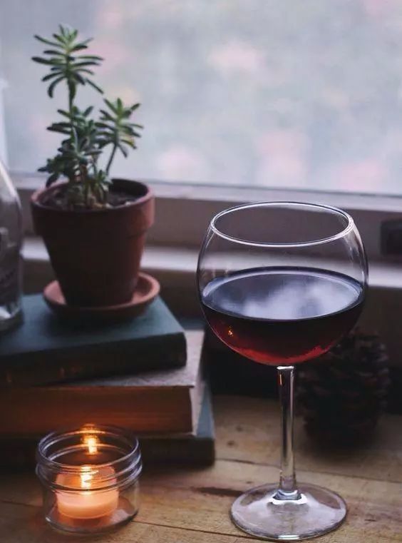 红酒能用木塞保存吗,红酒能用透明玻璃瓶存放吗