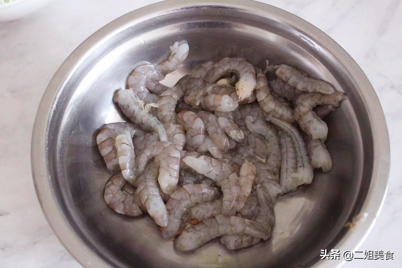 做虾丸超级简单而且营养又好吃,家中常备不加粉的虾丸才是真虾丸