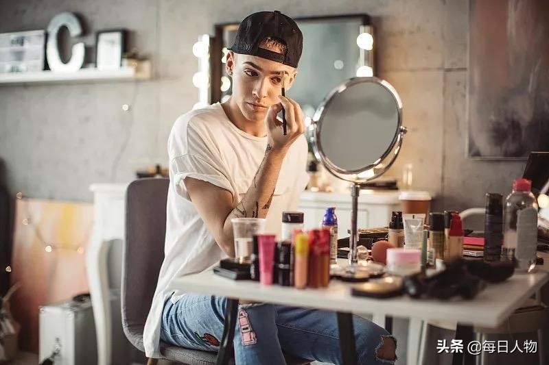 活得比女孩更精致的男孩,活得比女人还细致的男人