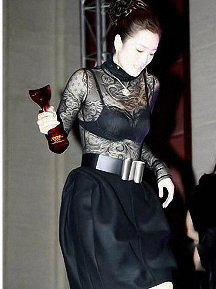 林允儿黑色吊带裙,林允儿黑色抹胸深v礼服