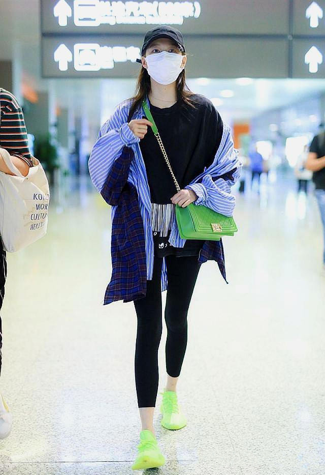 关晓彤穿的白鞋,关晓彤穿很高的鞋子