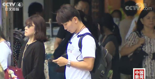 低头看手机时脖子承受什么,低头看手机的后果