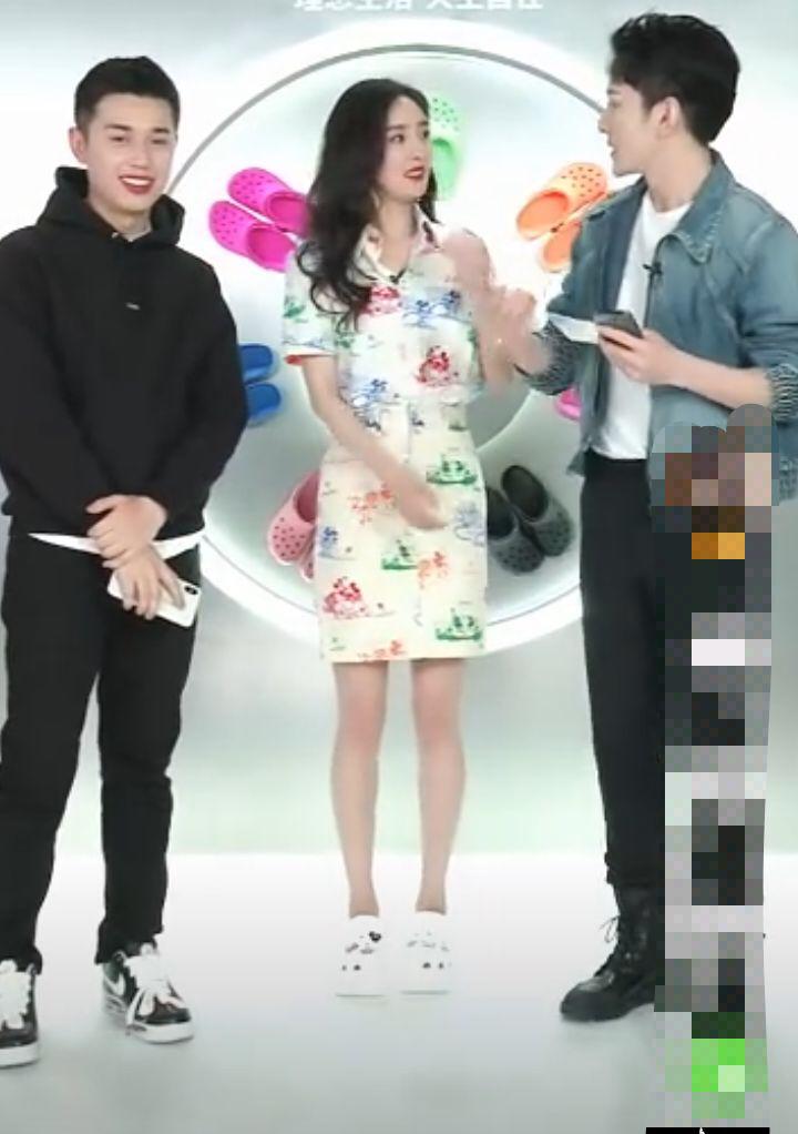 杨幂高调现身李佳琦直播间,杨幂穿涂鸦短裙现身李佳琦直播间