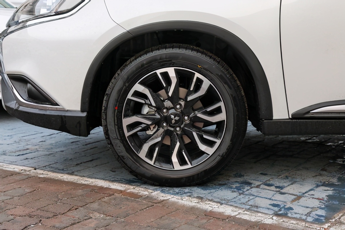 2020款三菱欧蓝德suv多少钱,最耐用最省油的三菱日系suv