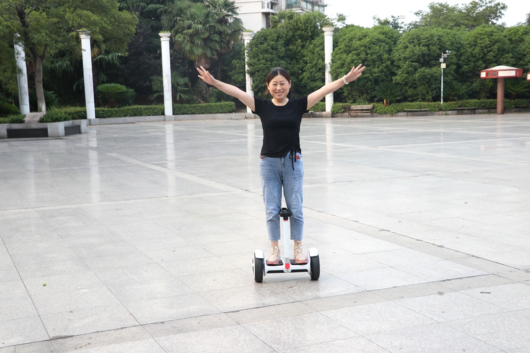 多种路面通过性强，试玩有酷炫灯效的乐行天下E3平衡车