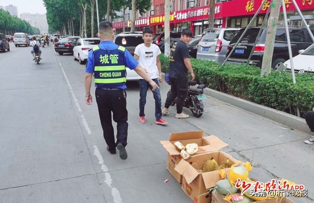 在临沂摆摊城管严不严,临沂城管清理流动摊贩执法