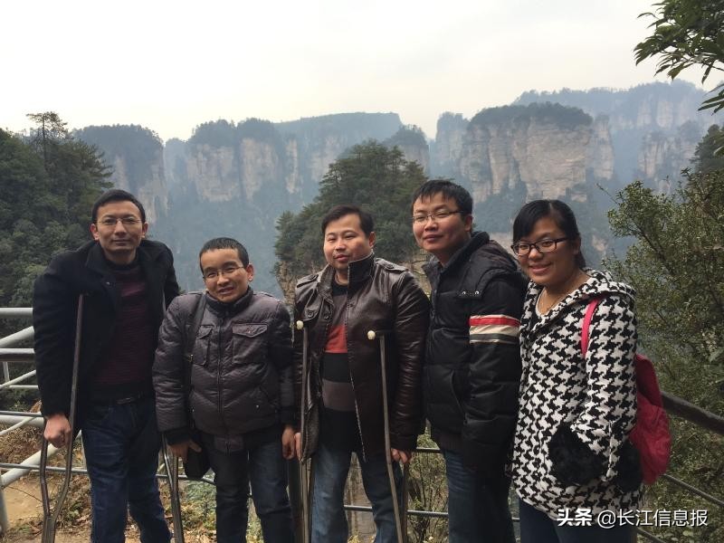 岳阳残疾小伙卢斌，从大学生蜕变成网络科技公司董事长