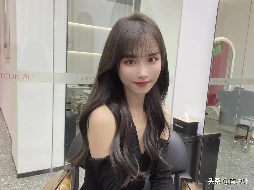 超级显白酷感爆棚的发色推荐,女生好看的偏冷绿调雾感发色