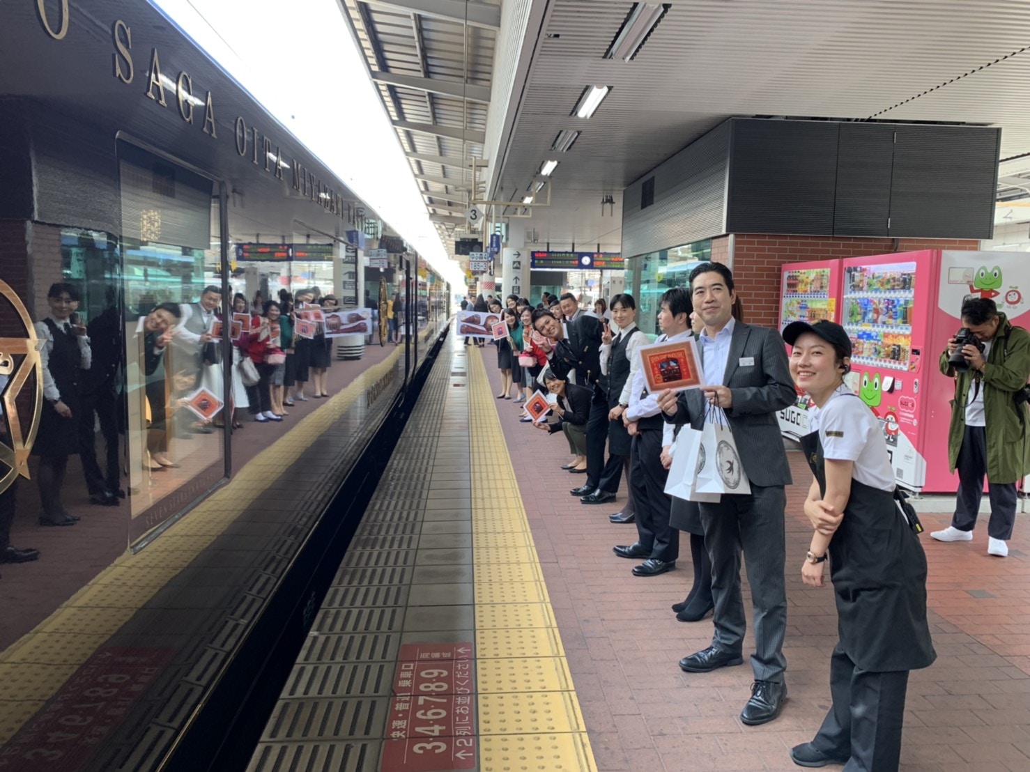 这列火车被称铁轨上的法拉利,有钱不一定能坐上,车内配套太豪了