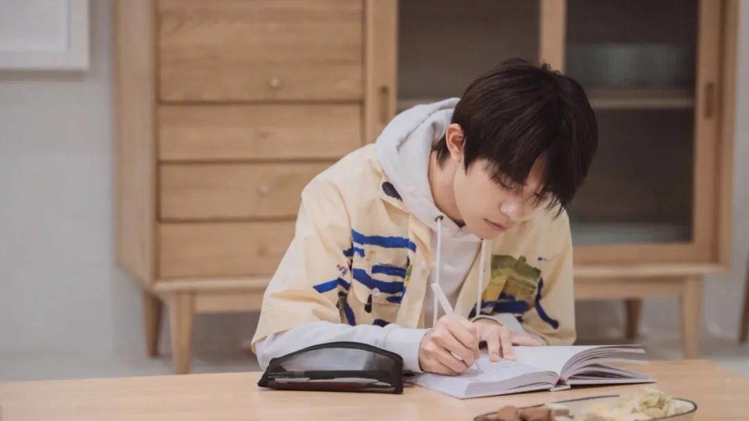 易烊千玺你不是一个人完整版,易烊千玺你变了原版视频