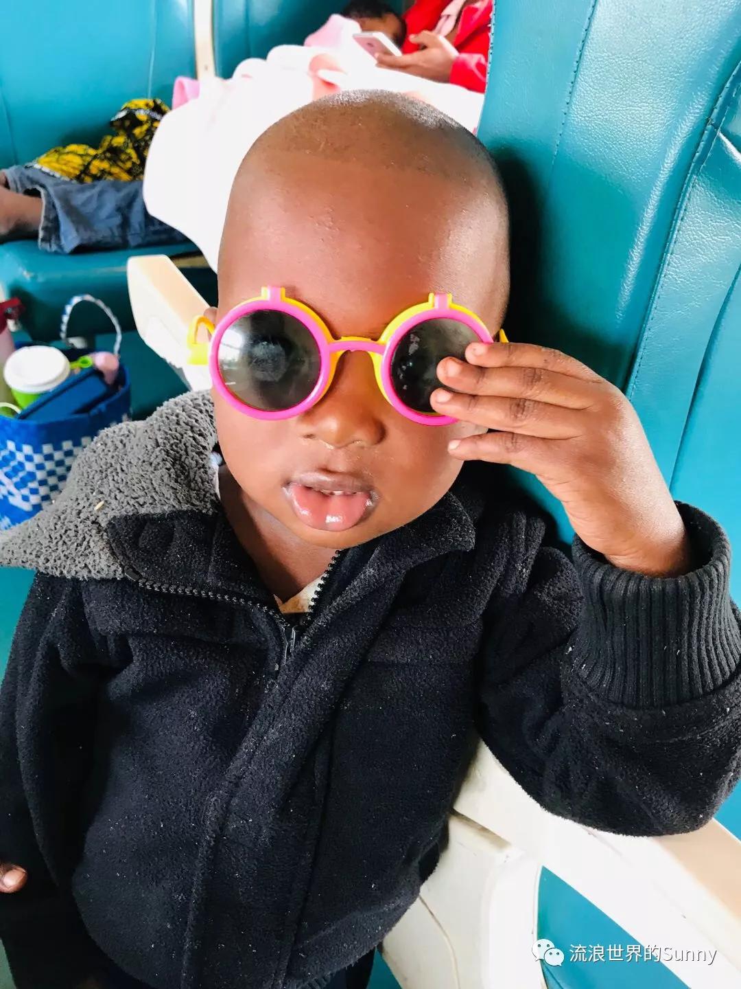 流浪非洲，乘坐中国援建火车去赞比亚，满满的亲切