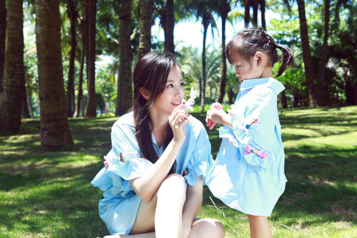 地铁上姐弟俩的坐姿惹争议,姐弟俩地铁坐姿视频