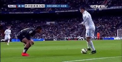 足球搞笑过人动图,足球十大最搞笑瞬间图