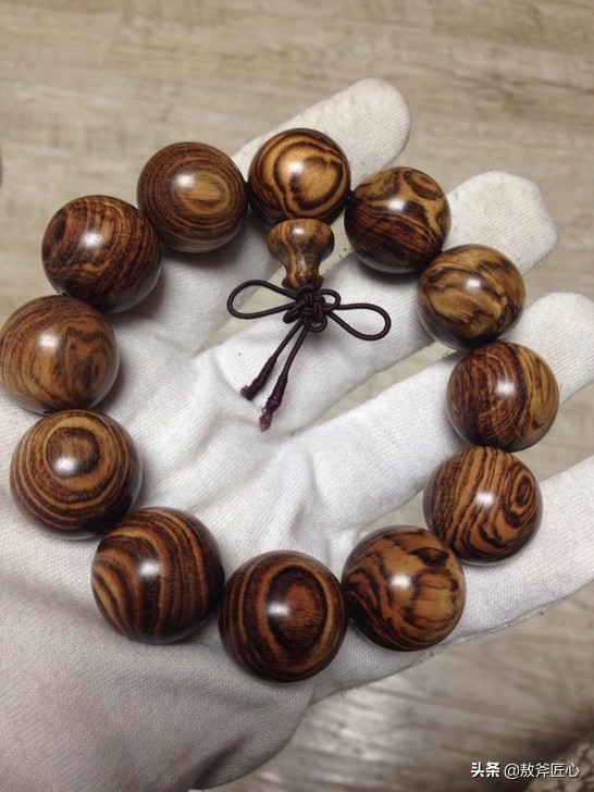 黄花梨鉴别真假只需3秒,海南黄花梨用酒精泡咋分真假