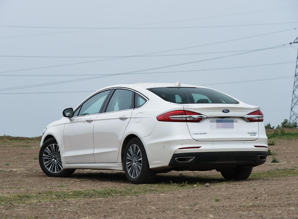 福特蒙迪欧和本田雅阁哪个好,雅阁1.5智享和蒙迪欧1.5豪华