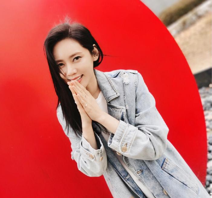 “中国媳妇”秋瓷炫气质不是盖的,穿破洞的外套,依旧让人心动