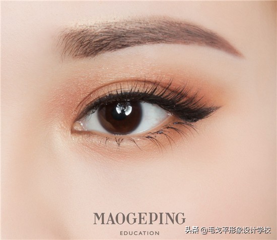 简单大方的秀禾服眼妆搭配,一个单眼皮一个双眼皮怎么画眼妆