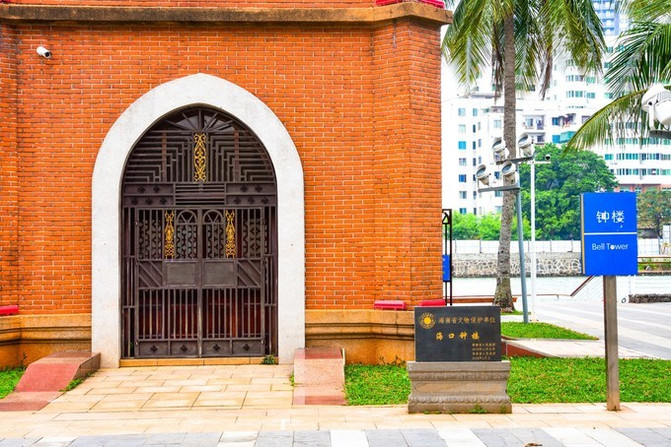 在这个阳光明媚的春季,在这个阳光灿烂的日子里