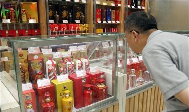 路边摆摊收老酒的到底是干什么的,街上收购老酒的怎么赚钱的