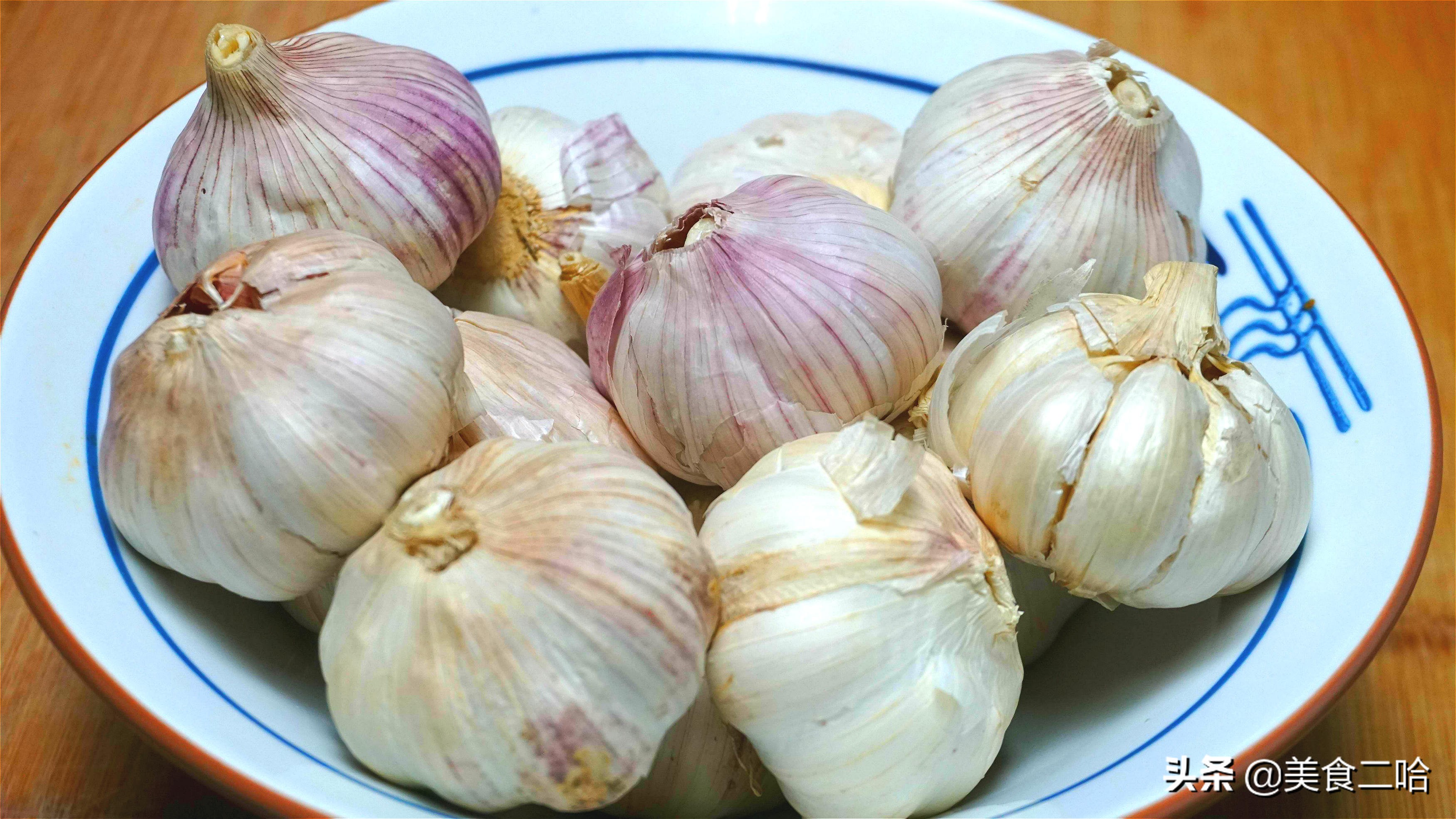 腊八蒜最简单做法，掌握这几个诀窍快速变绿，又脆又香，真过瘾