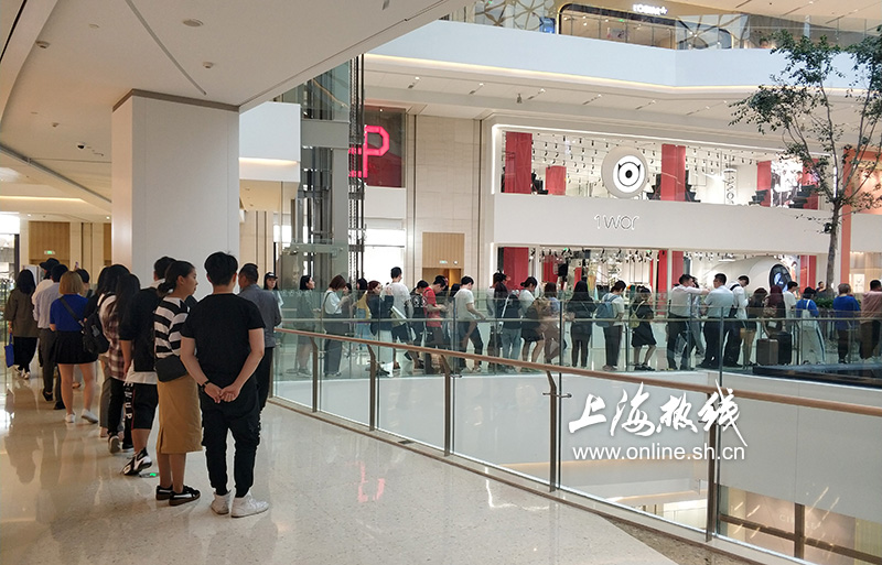 上海市民又疯狂了为了买这杯奶茶排4小时的队喜茶发来贺电