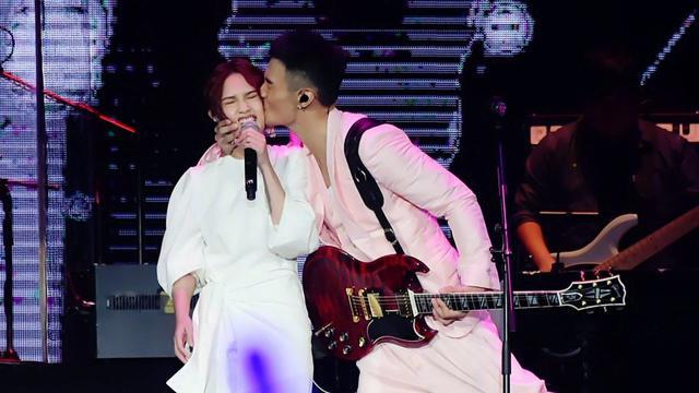 李荣浩杨丞琳恩爱瞬间,李荣浩杨丞琳领证是真的吗