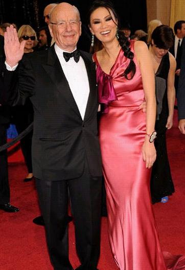 从“父女恋”到“母子恋”,这个52岁女人把自己活成了美国萧亚轩