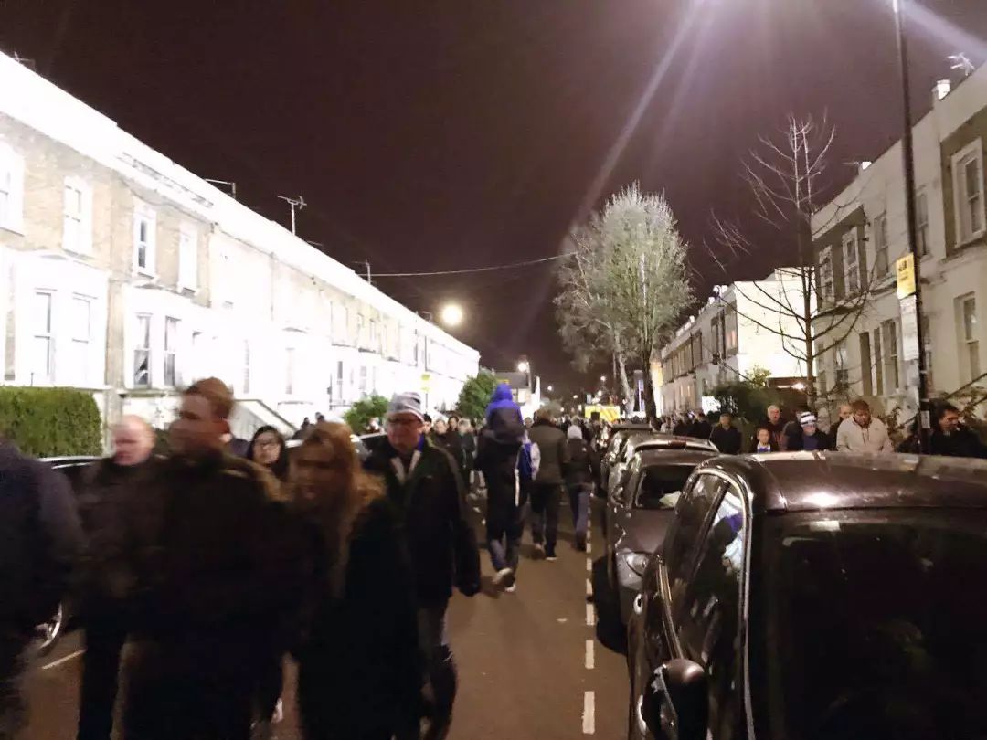 十天里，我在英国看的四场足球赛，竟然有些中国味？|三明治