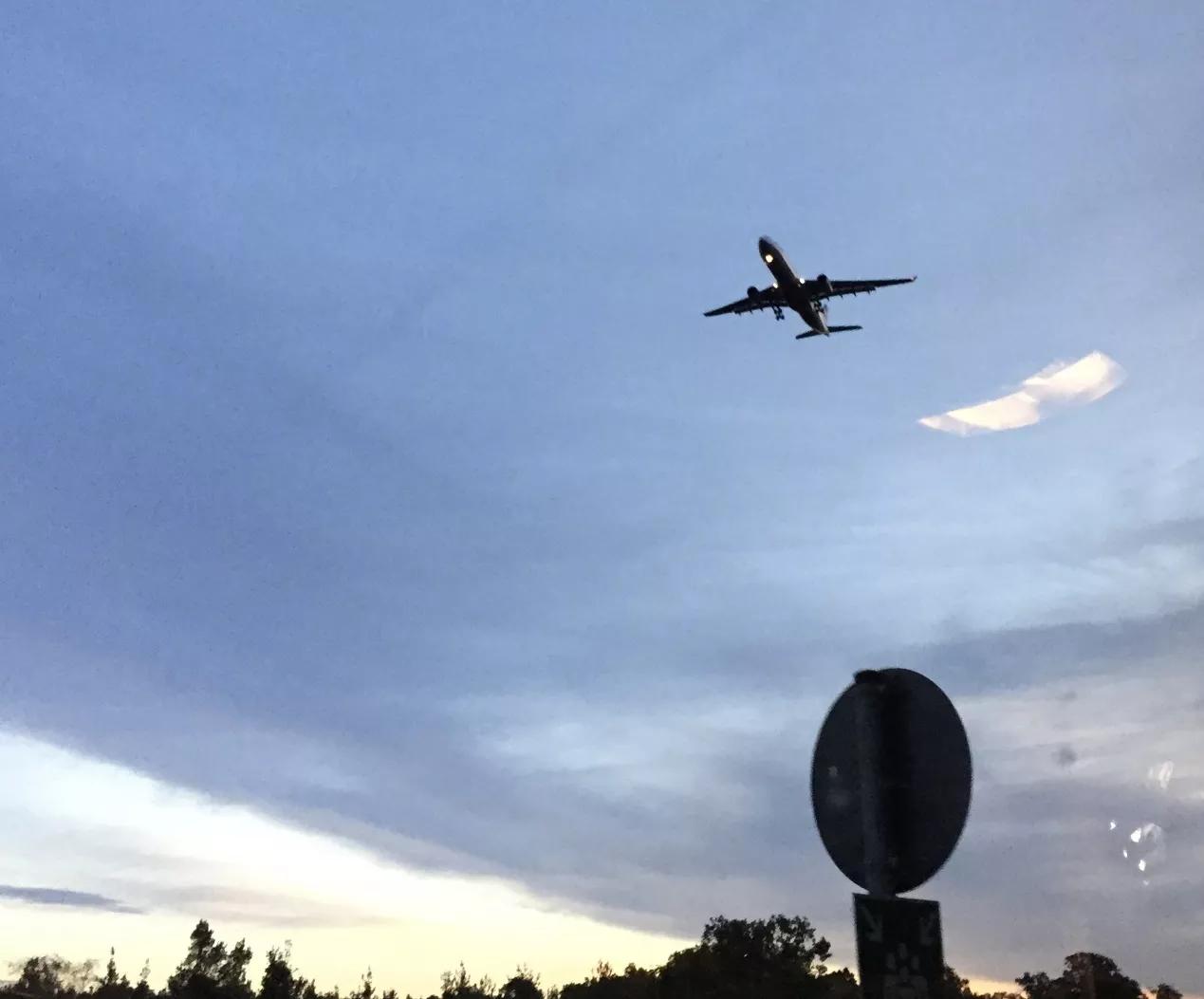 我昨天乘飞机到达伦敦的英文,昨天我乘坐飞机来用英语怎么说