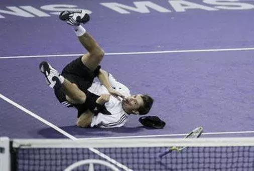 网球球员摔倒,网球拍摔地上反弹接住