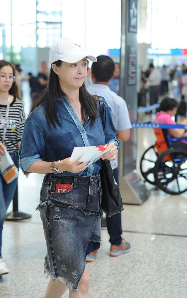 蒋欣穿高腰长裙 (蒋欣穿大宽衣裙气质亮相)