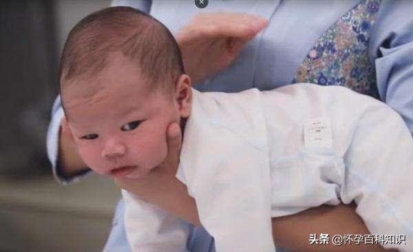 正确的宝宝拍嗝姿势,给宝宝拍嗝的正确姿势与力度