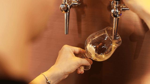 外国人喝中国精酿,泥煤味精酿