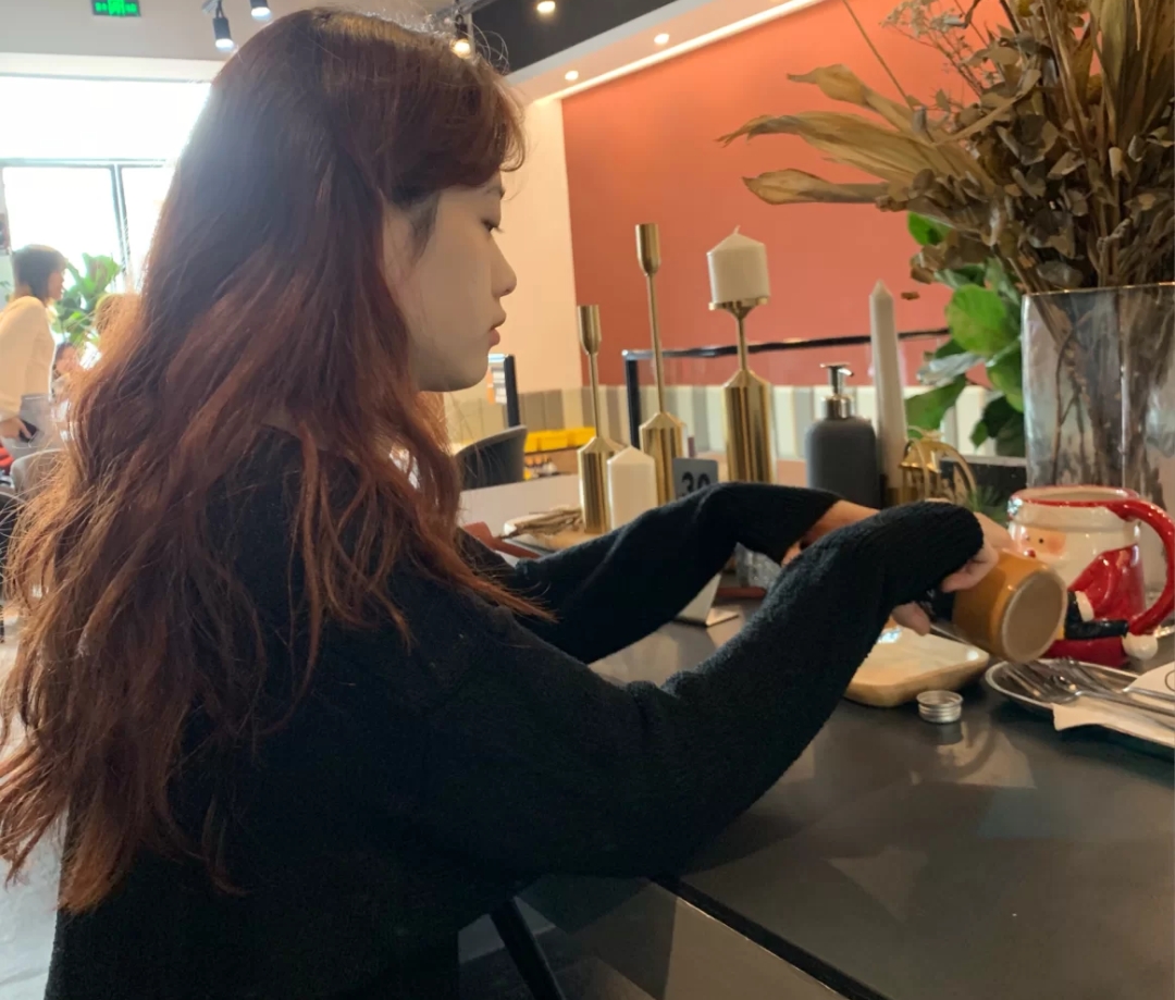 前额头发稀疏秃头适合什么发型,适合秃头少女的发型中长发