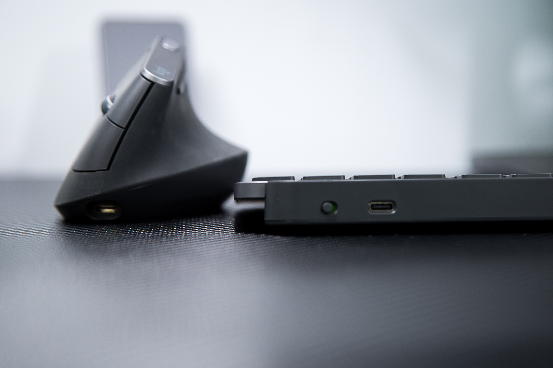 罗技mxmaster2s和3,罗技MXKeys无线键盘