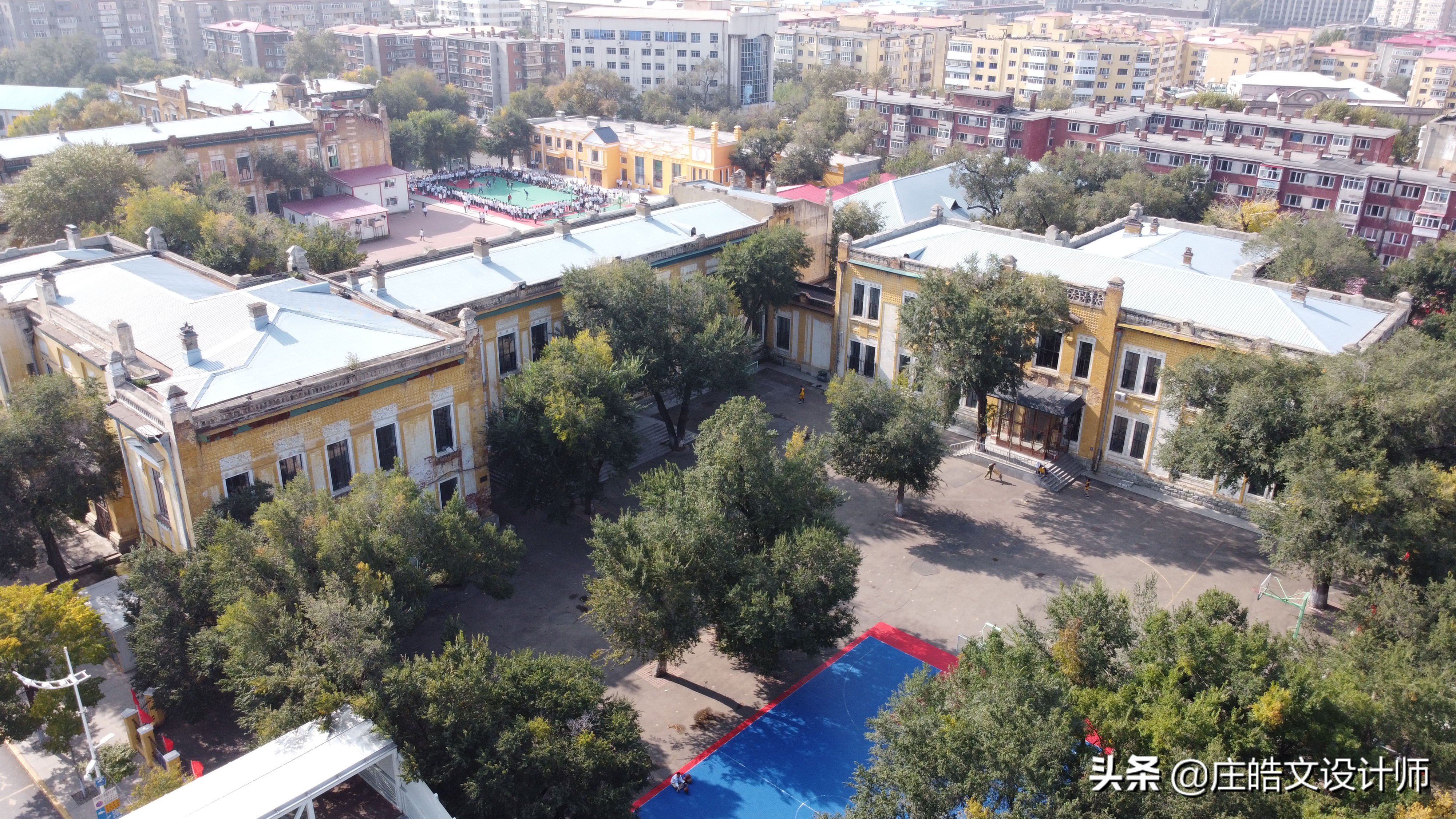 西大直街53号工大附中所在的百年建筑，曾经是哈尔滨第一所大学