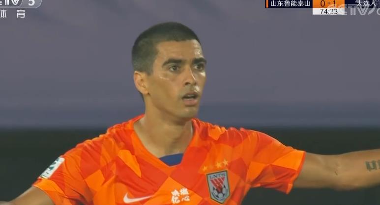 王大雷安慰落泪莱昂，莫伊塞斯为受伤郑铮保驾护航，这就是鲁能