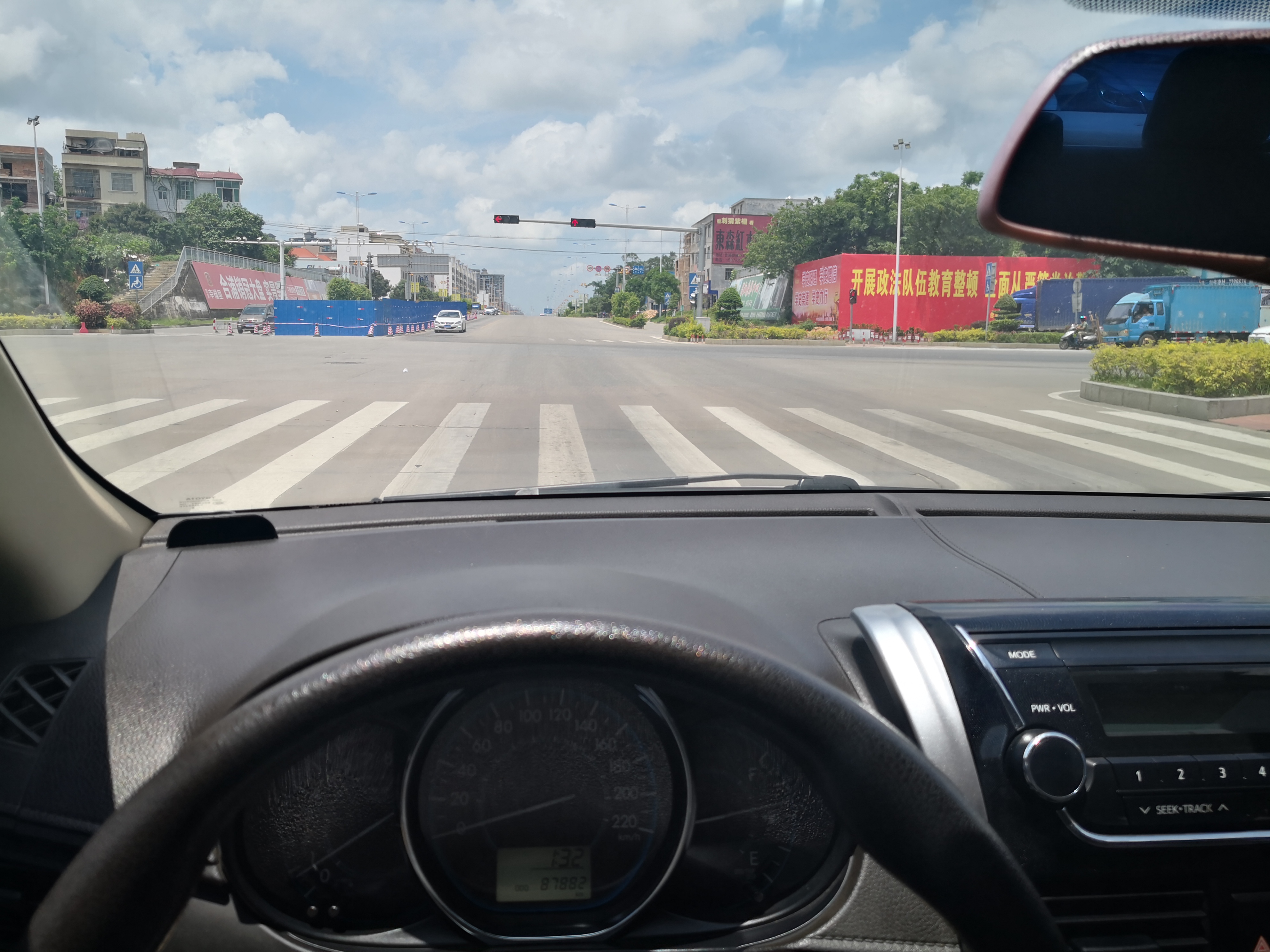 怎么避免开车违法的现象,怎么样避免驾车闯红灯